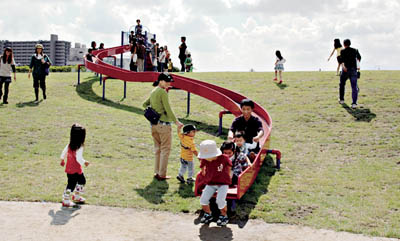 足立朝日 Blog Archive のびのび芝生広場は区内一 新田さくら公園オープン